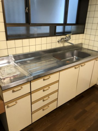 窓の付いたキッチンです。お料理がしやすい作りになっています。