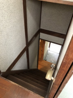 手摺りの付いた階段で安心です。