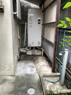 玄関前に水道栓がございます。