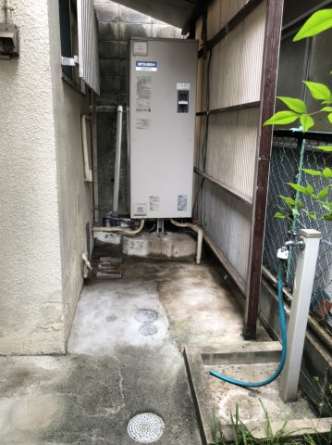 玄関前に水道栓がございます。