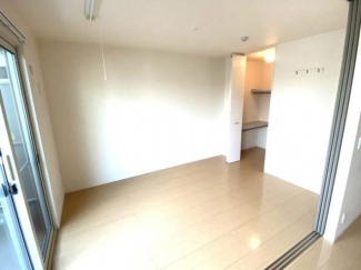 落ち着いた色調の寝室です