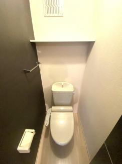 落ち着いた色調のトイレです
