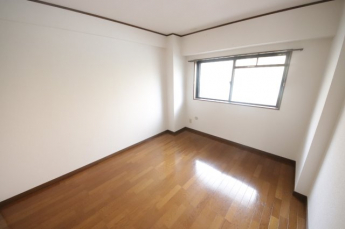 落ち着いて過ごせるお部屋なので、寝室にいかがでしょうか