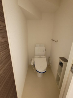 階段下に設置されたトイレはもちろん温水洗浄便座です。