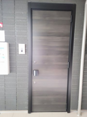 玄関扉は落ち着いた雰囲気です