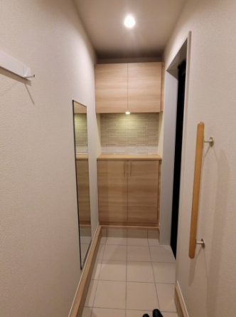 中に入ると明るい雰囲気になります。シューズボックスがあるので玄関もすっきりできそう。