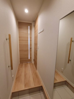 全身ミラーと手すり、小物かけもある玄関です。