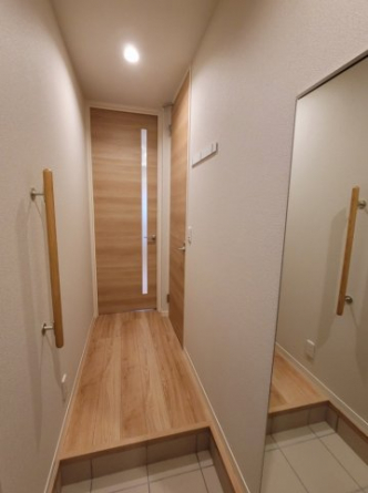 全身ミラーと手すり、小物かけもある玄関です。