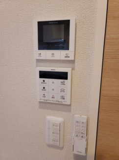 オートロックのモニター付きインターホンで安心です。
下は給湯器リモコン。追炊き、自動給湯がキッチンからできます。