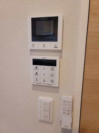 オートロックのモニター付きインターホンで安心です。
下は給湯器リモコン。追炊き、自動給湯がキッチンからできます。