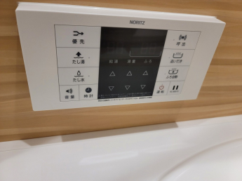 浴室内のリモコン。追炊きの他、たし湯、たし水も出来ます。