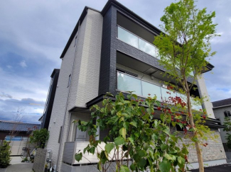 植栽も綺麗な外観です。