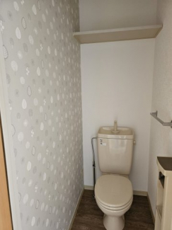 トイレにも上部に棚があるのでトイレットペーパー等も置けます