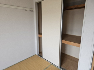 中段、枕棚のある押入れです