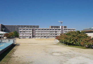 平岡北小学校。教育目標は「生きる力を育むいきいきとした楽しい学校」です。まで1080m