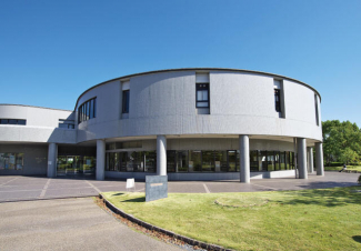 加古川市立中央図書館。学習室が設置されており、勉強や読書に集中したい時などに便利です。まで1220m