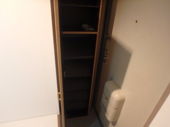 収納付きの玄関です