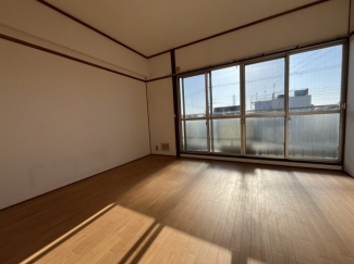 明るい洋室です