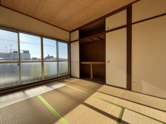 畳の上でゆっくりとくつろげる和室です