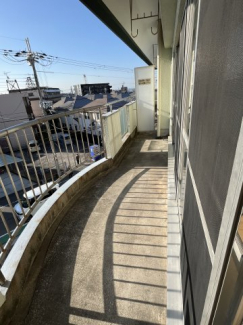 日当たりの良い広々としたバルコニーです