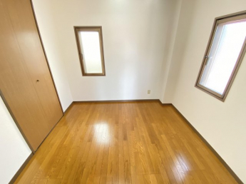 2面に窓がある明るい室内。