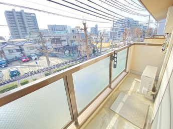 広めのベランダ。
前は広めの道路で公園もすぐ近くです。
