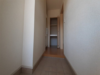収納もある玄関です