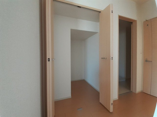 明るい色調の室内です