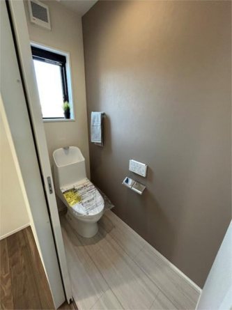 １階トイレ。タンク式トイレは災害時にも活躍します。いざという