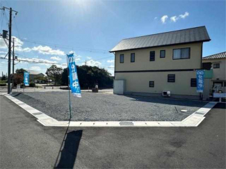 角地ならではの開放感があり、高い建物もなく、静かで落ち着いた