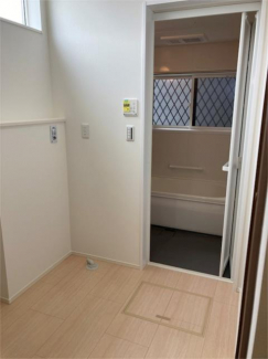 窓があることで自然光が入り、明るく開放的な脱衣室。換気もしや