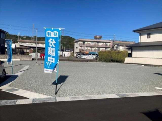 二面道路に面した角地は開放感があります。日当たり良好で、風通