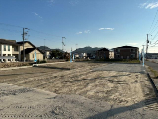 周辺は公園が多く、季節の変化を感じながら子育てが出来る、自然