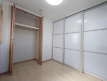 落ち着いた色調の寝室です