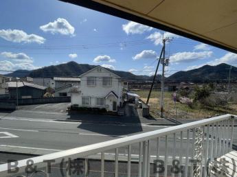 バルコニーからの眺めを楽しみながら食事をしませんか