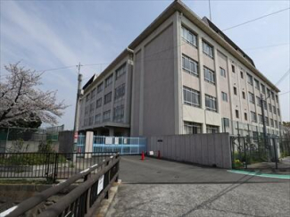 伊丹市立鈴原小学校まで620m
