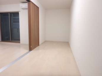 落ち着いた色調の寝室です
