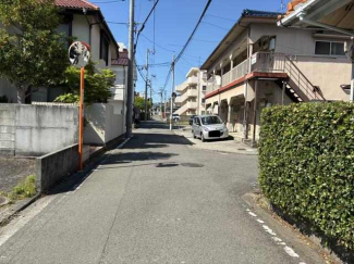西側接道を北向きに撮影