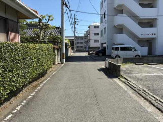 西側接道を南向きに撮影
