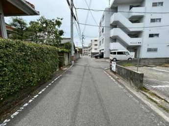 西側接道を南向きに撮影