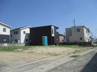 前面道路（敷地北西方向）より敷地全体を撮影