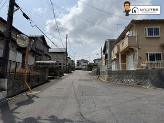 前面道路は約6.9ｍの広さがございます。車庫入れもスムーズに行えます。
