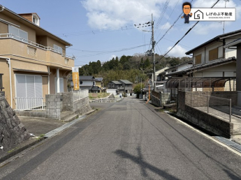 前面道路は約6.9ｍの広さがございます。車庫入れもスムーズに行えます。
