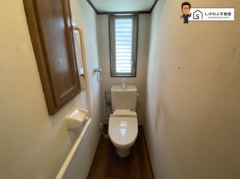 換気にも配慮した窓付きのトイレスペースとなっています。
