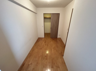 コンパクトで使いやすい洋室です