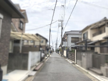 山陽電鉄「藤江」駅 徒歩４分。閑静な住宅地内です。