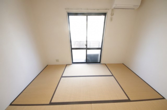 和室ならではの温かな和の空間で寛ぎの時間を過ごせます
