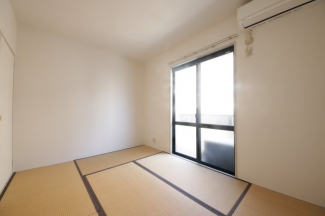 畳の上でゆっくりとくつろげる和室です