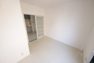 落ち着いて過ごせるお部屋なので、寝室にいかがでしょうか