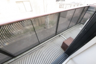 暖かな日差しのふりそそぐバルコニー